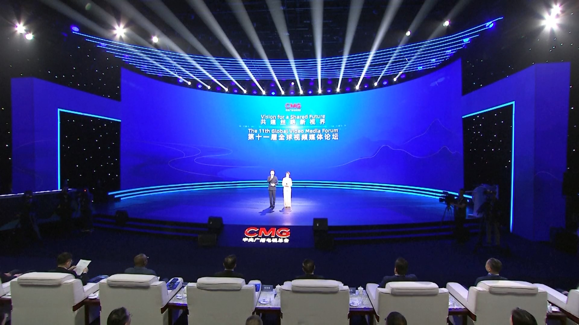 Para tamu internasional mengirimkan pesan video ke Forum Media Video Global (VMF) ke-11 yang diadakan di Beijing pada hari Kamis