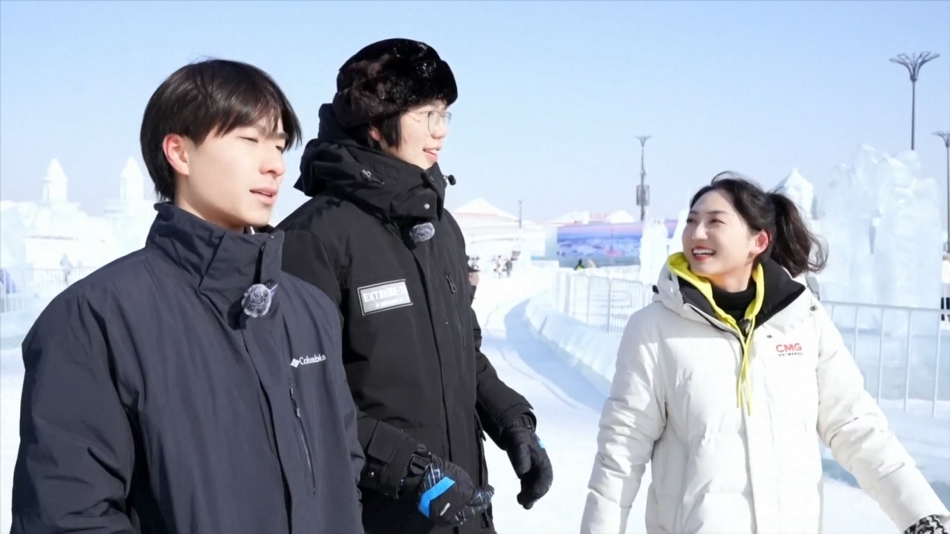 Yang paling menarik dari kunjungan mereka adalah menaiki seluncuran es sepanjang 521 meter