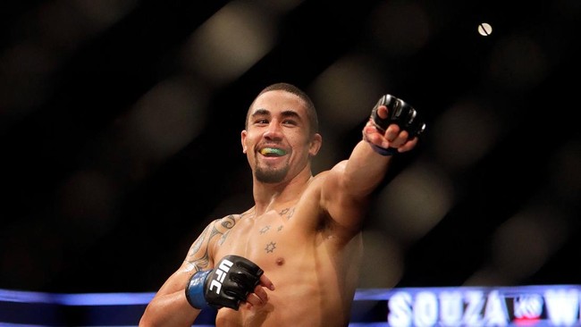 Robert Whittaker berhasil mengalahkan Paulo Costa lewat kemenangan angka mutlak dalam pertarungan kelas menengah pada UFC 298 di Anaheim