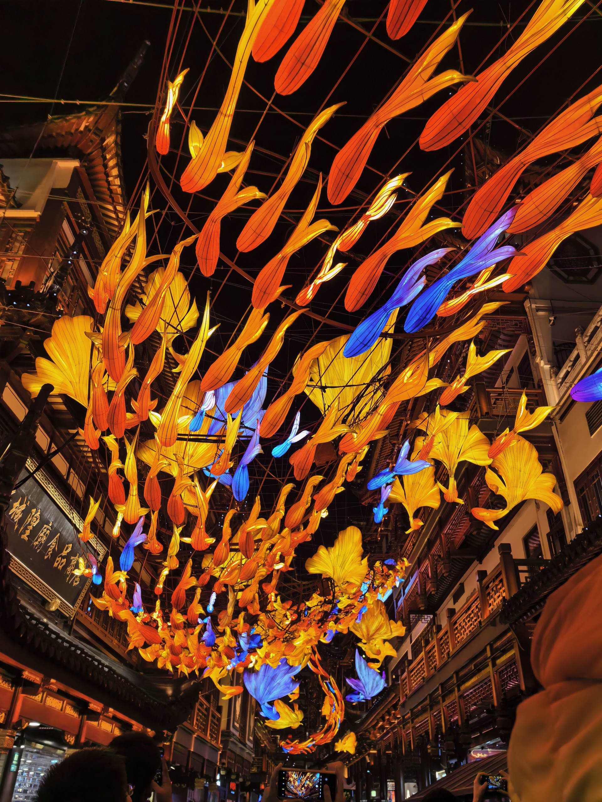 angit di atas Taman Yuyuan di Shanghai diterangi oleh segudang lampion ikan berwarna-warni