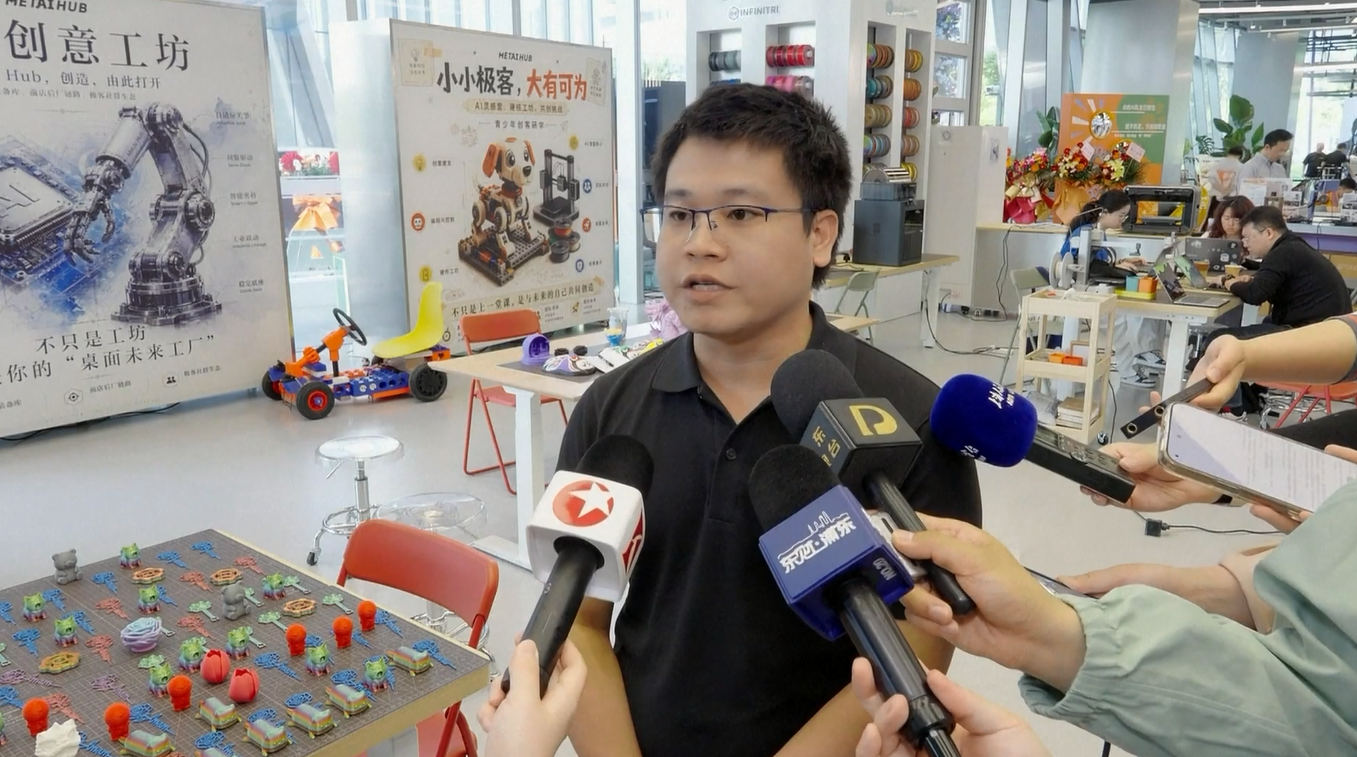 Pengunjung Jelajahi Gaya Hidup Masa Depan di Toko AI yang Baru Dibuka di Shanghai