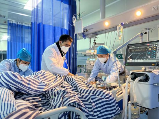 Tianjin mengandalkan mekanisme konsultasi tiga tingkat dan melakukan operasi khusus untuk memusatkan sumber daya medis yang unggul untuk lebih meningkatkan efek pengobatan pasien dengan penyakit parah dan kritis
