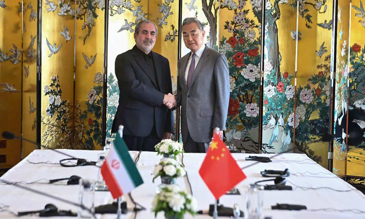 Menteri Luar Negeri Tiongkok Bertemu Wakil Sekretaris Dewan Keamanan Nasional Tertinggi Iran