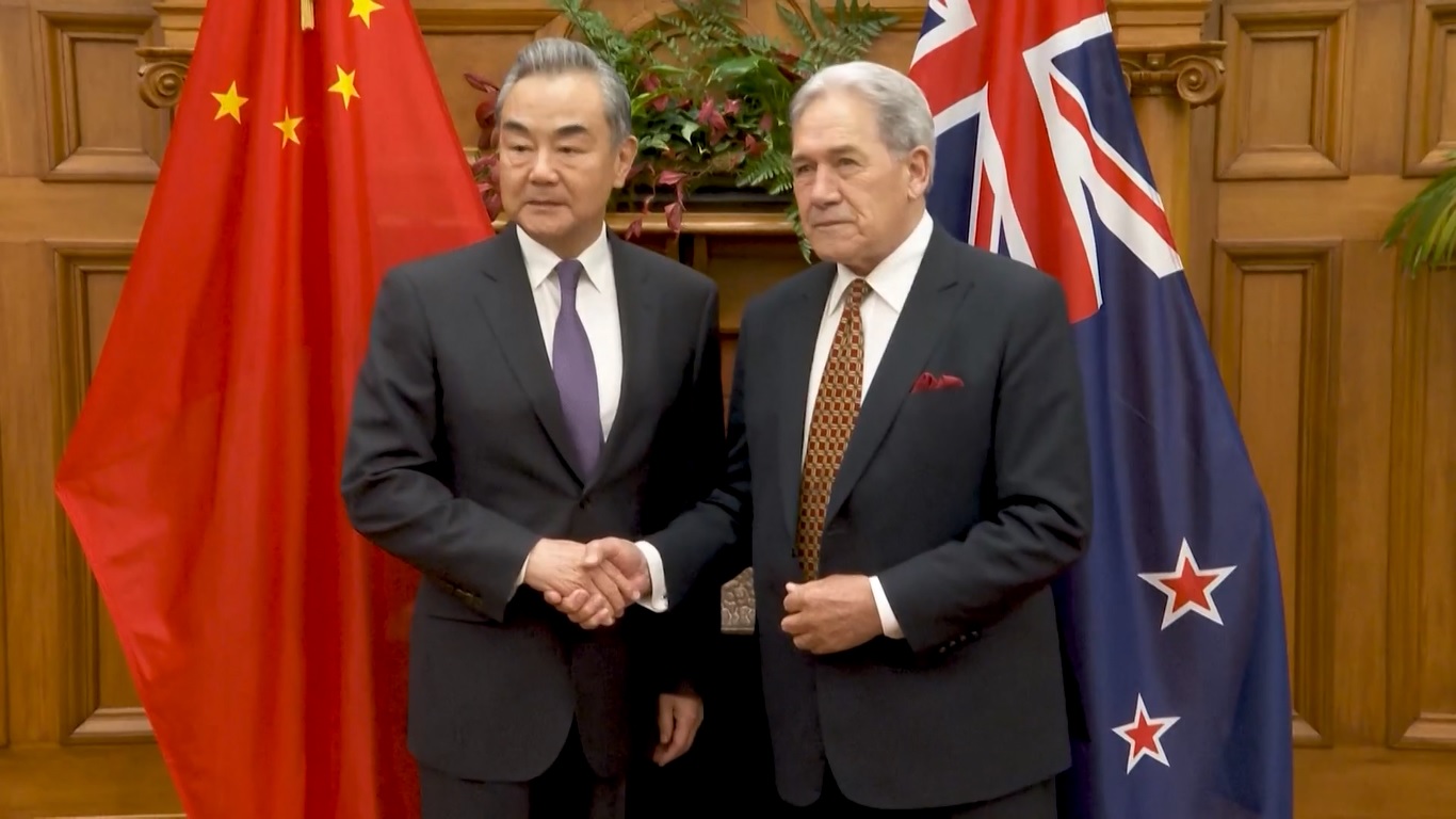 Wang mengatakan bahwa Tiongkok berusaha untuk memperkuat komunikasi dengan Selandia Baru dan ingin bekerja sama dengan negara tersebut untuk menjaga perdamaian dan stabilitas di wilayah tersebut