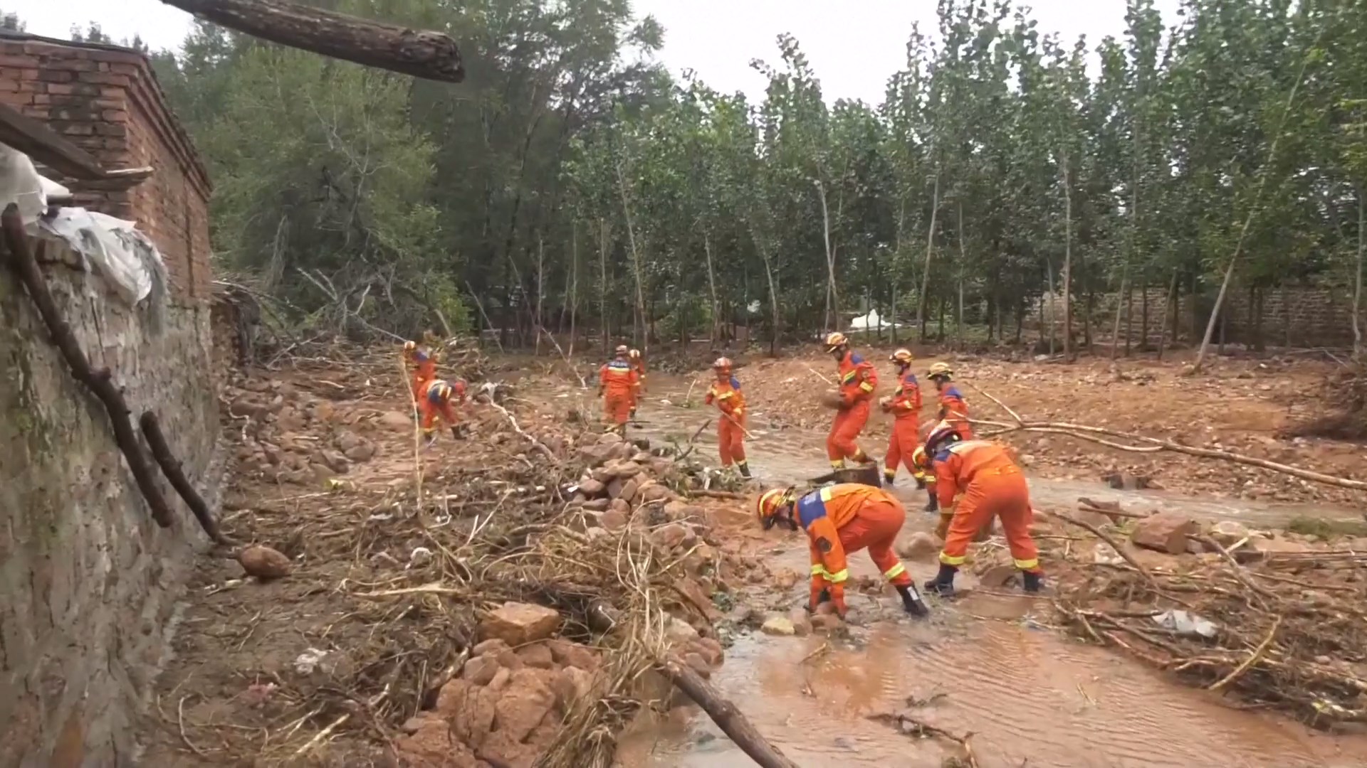 Tim darurat meningkatkan upaya untuk membantu penduduk pedesaan membuang lumpur yang dibawa oleh banjir ke rumah mereka