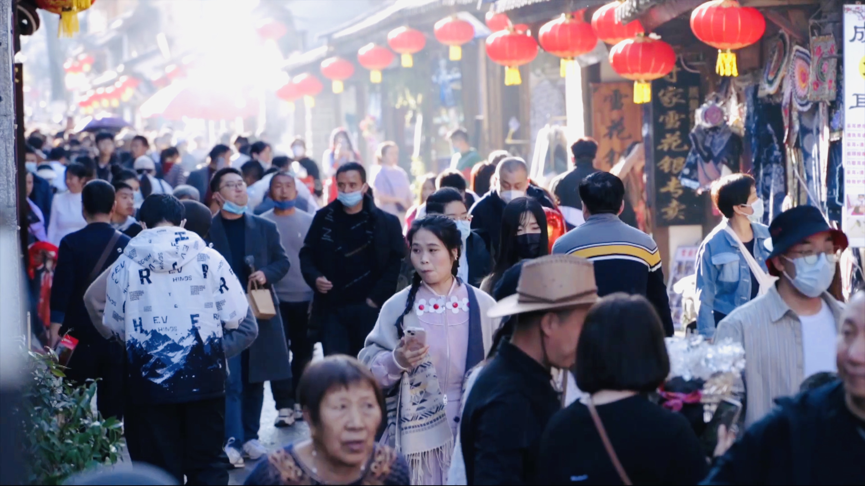 Data yang dikeluarkan oleh Departemen Kebudayaan dan Pariwisata Provinsi Yunnan menunjukkan bahwa lebih dari 45 juta perjalanan dilakukan ke provinsi tersebut selama liburan