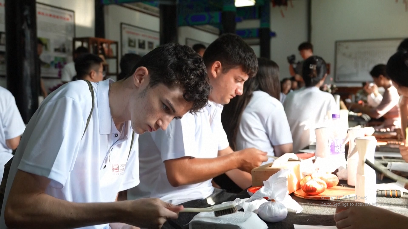 Sekelompok siswa Malta yang sedang berkunjung untuk belajar di Tiongkok