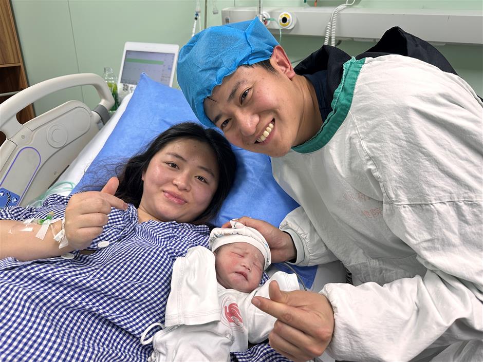 Rumah sakit bersalin di Shanghai menyambut bayi pertama yang lahir pada hari pertama Tahun Naga