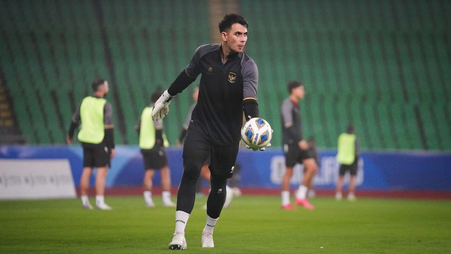 Kiper Nadeo Argawinata membuat gestur misterius PSS Sleman vs Borneo FC  setelah mendapatkan kartu merah pada menit ke-12 akibat menahan bola dengan tangan di luar kotak penalti