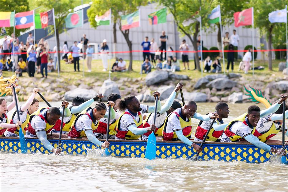 Universitas Normal Tiongkok Timur Shanghai mempertahankan mahkotanya dalam perlombaan perahu naga untuk mahasiswa internasional di universitas-universitas di wilayah Delta Sungai Yangtze