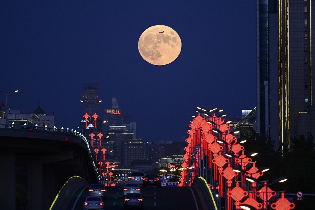 Menatap bulan purnama pada malam Festival Pertengahan Musim Gugur adalah tradisi yang bertahan lama di Tiongkok