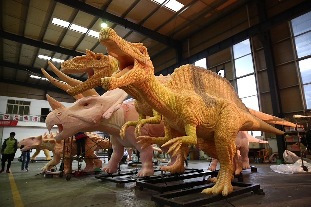 Simulasi dinosaurus di taman hiburan besar sangat disambut anak-anak