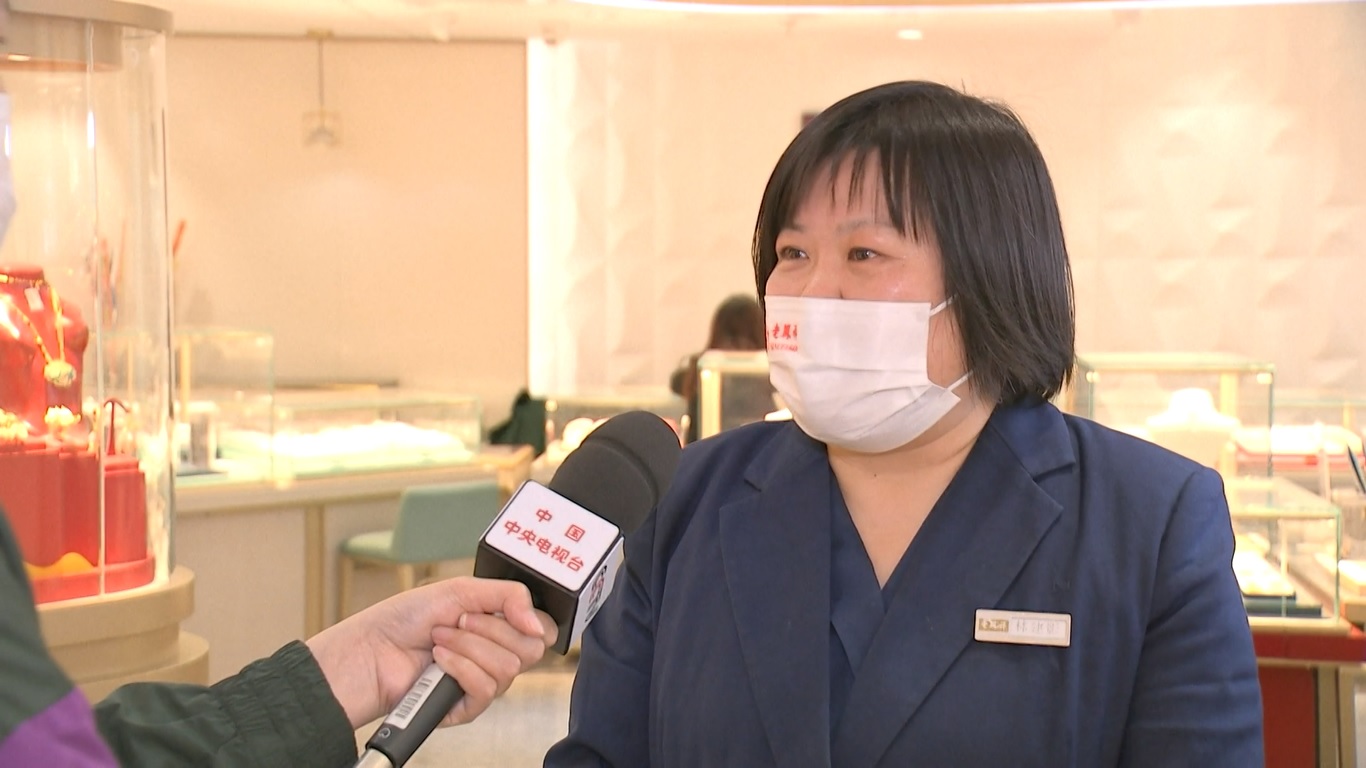 Pelanggan yang telah membeli produk emas saat harga emas lebih rendah mendapat keuntungan dari kenaikan harga tersebut