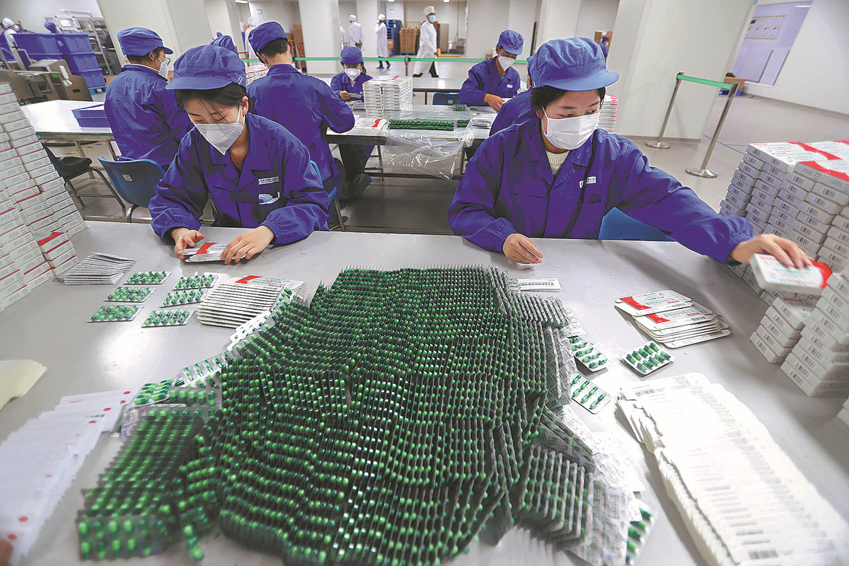 13 perusahaan farmasi di Beijing memproduksi lebih dari 20 jenis obat dengan kapasitas penuh Output pada hari Minggu meningkat tiga kali lipat dibandingkan hari sebelumnya