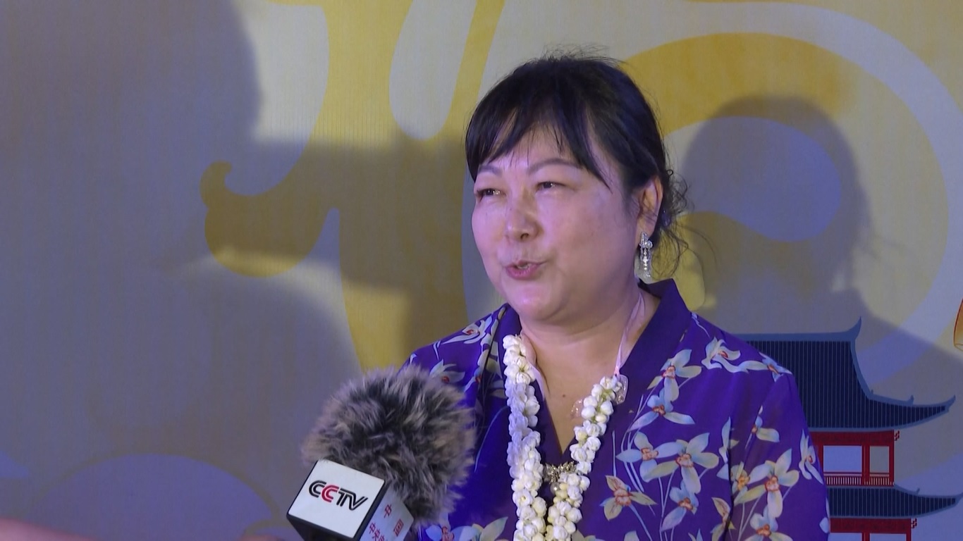 Sambil menonton pertunjukan dan menikmati lampion-lampion yang meriah