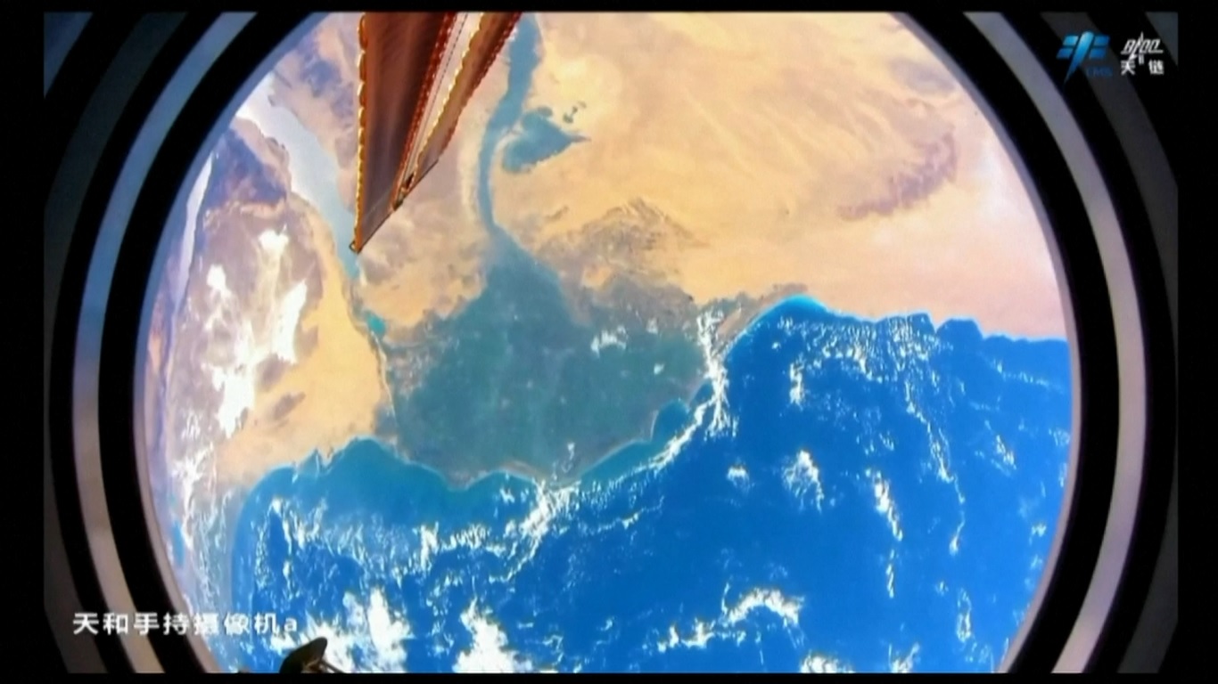 Foto itu diambil oleh astronot Tang Shengjie yang saat ini berada di dalam stasiun antariksa Tiongkok