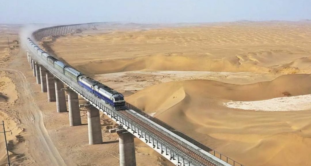 Tiongkok diketahui telah mengoperasikan jalur sepanjang 825 kilometer di wilayah barat daya Xinjiang dengan diresmikannya jalur ini membuat Tiongkok kini memiliki jalur kereta api terpanjang yang beroperasi di atas gurun