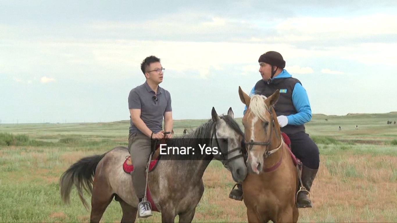 Berbicara di atas kuda dengan reporter China Global Television (CGTN)