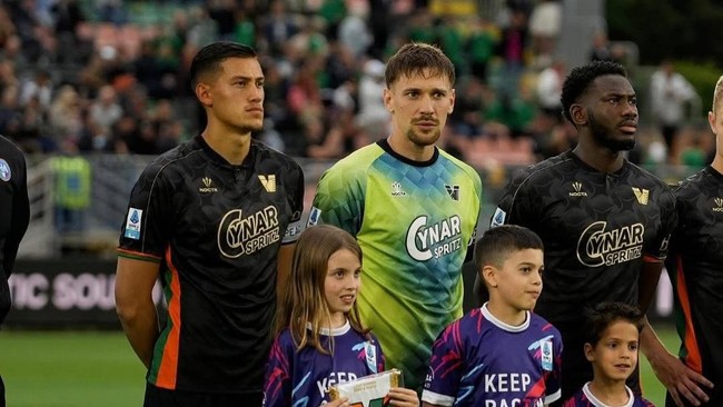 Jay Idzes Jadi Pemain Pertama Indonesia di Premier League?