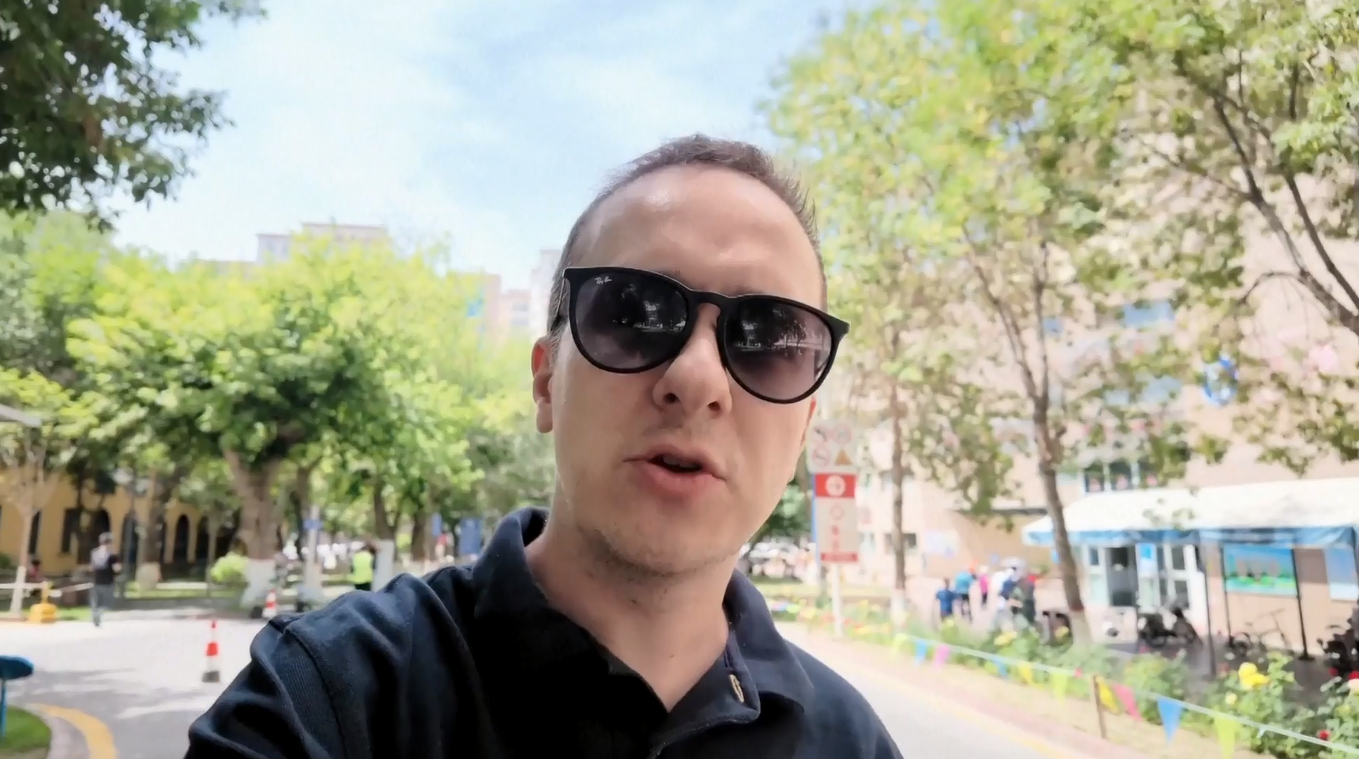 Vlogger Inggris Ini Tunjukkan Bagaimana AI Mengubah Kehidupan Sehari-hari di Xinjiang