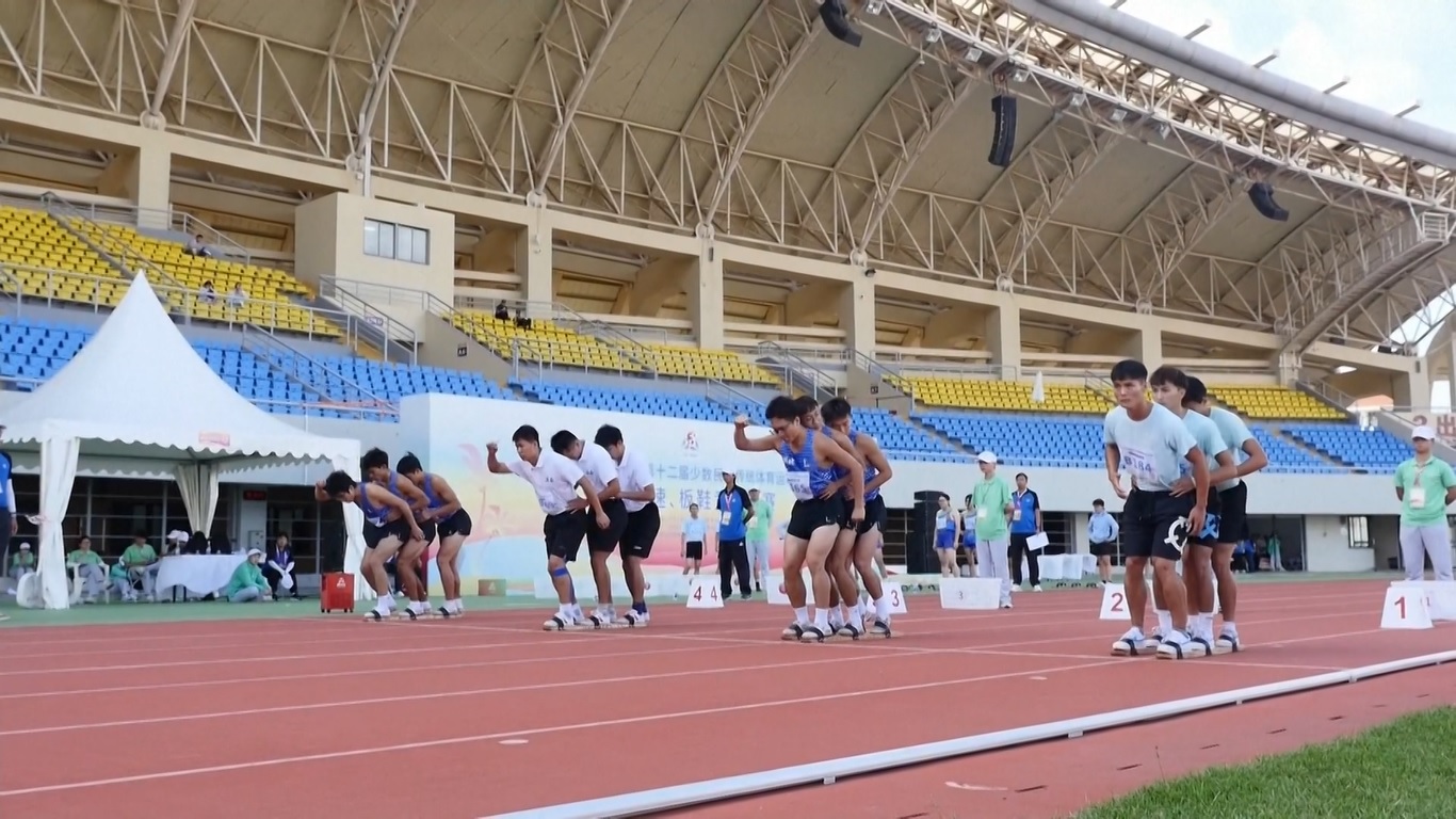 Balap sepatu papan adalah ajang olahraga rakyat tradisional kelompok etnis Zhuang di Daerah Otonomi Guangxi Zhuang di Tiongkok selatan