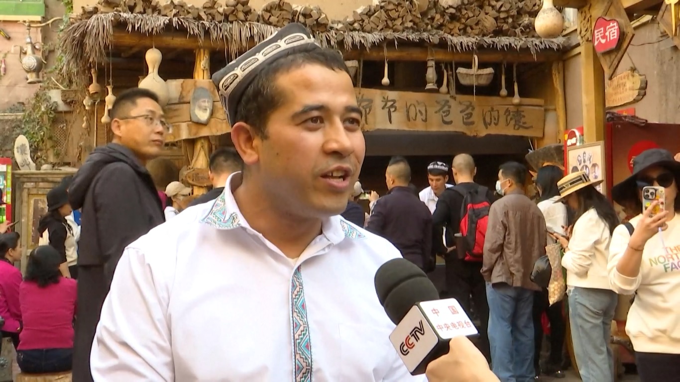 Kota Kuno Kashgar adalah daerah pemukiman tradisional di mana jalan-jalan dan jalurnya saling bersilangan