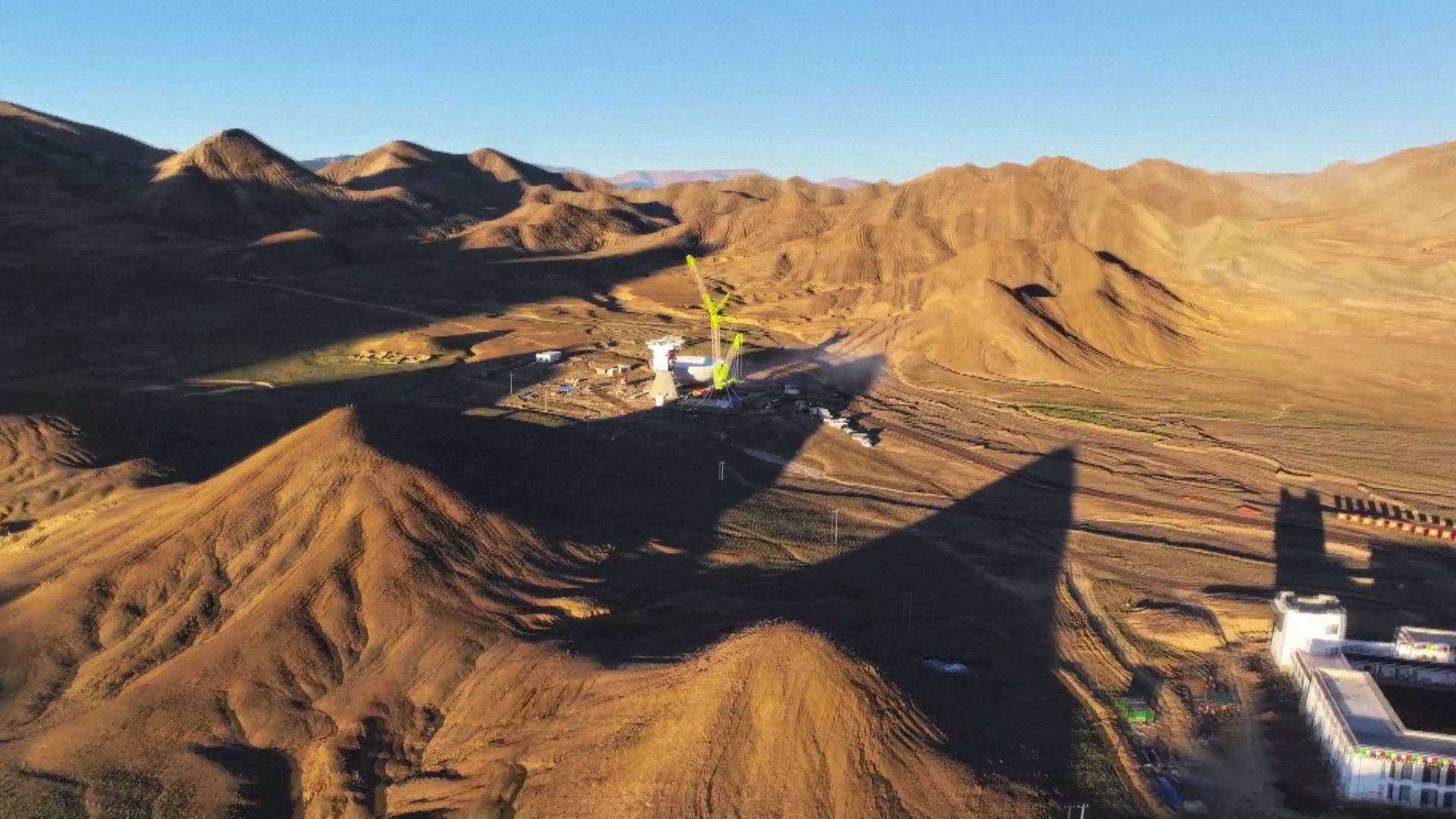 Antena utama teleskop radio Tiongkok dengan bukaan 40 meter diangkat dan dipasang pada hari Jumat di Shigatse