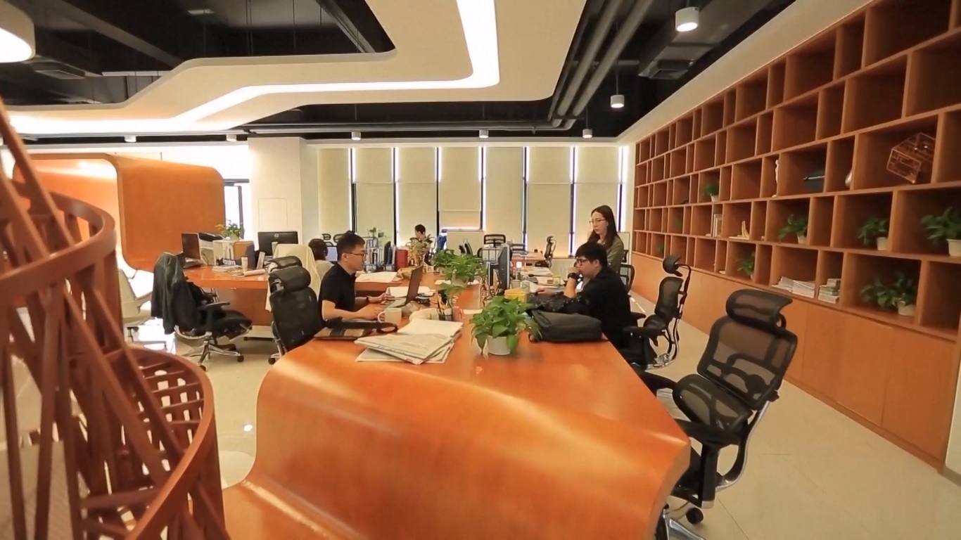 Inisiatif pemerintah ini mulai berlaku hari Jum&#039;at (24/3) lalu dengan tujuan memacu persaingan pasar serta mengintegrasikan lebih jauh aktivitas bisnis lokal ke dalam Pelabuhan Perdagangan Bebas Hainan