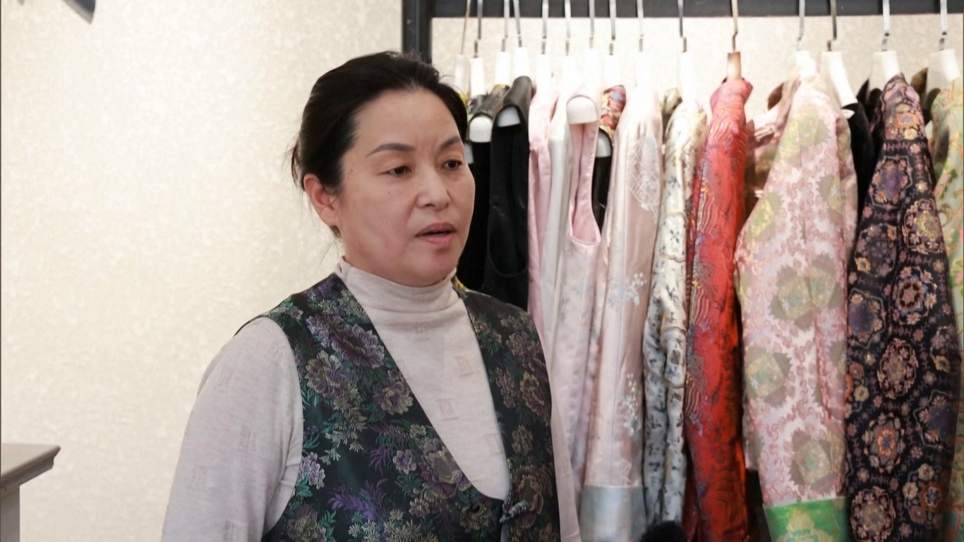 Konsumen semakin tertarik dengan tren mode yang sedang berkembang yang memadukan desain modern dengan gaya tradisional