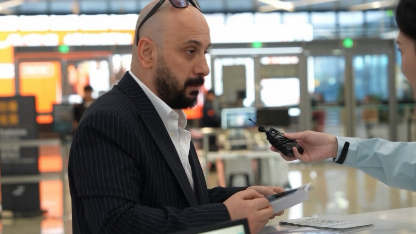 Wisatawan asing juga dapat check-in di hotel menggunakan ponsel mereka dengan menautkan akun Alipay mereka dengan informasi paspor terlebih dahulu