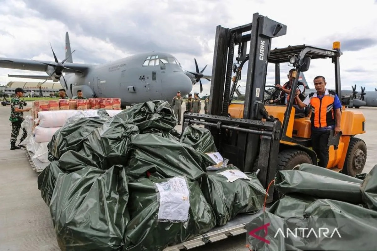 Tidak hanya bantuan TNI juga menerjunkan 39 pasukan yang terdiri atas pilot Hercules Korps Marinir Kopassus Kopasgat dan Kostrad untuk melakukan misi kemanusiaan