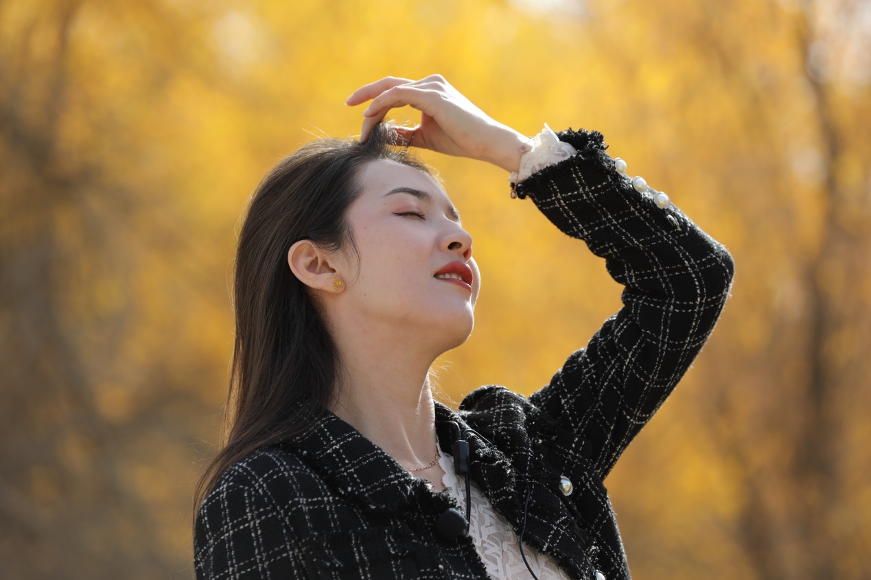 Ada orang bilang anda bisa menemukan setidaknya separo keindahan Tiongkok di Xinjiang! Sedangkan Xinjiang yang terindah justru terlukis di wajah rakyat dan tertanam di hati rakyat berbagai etnis