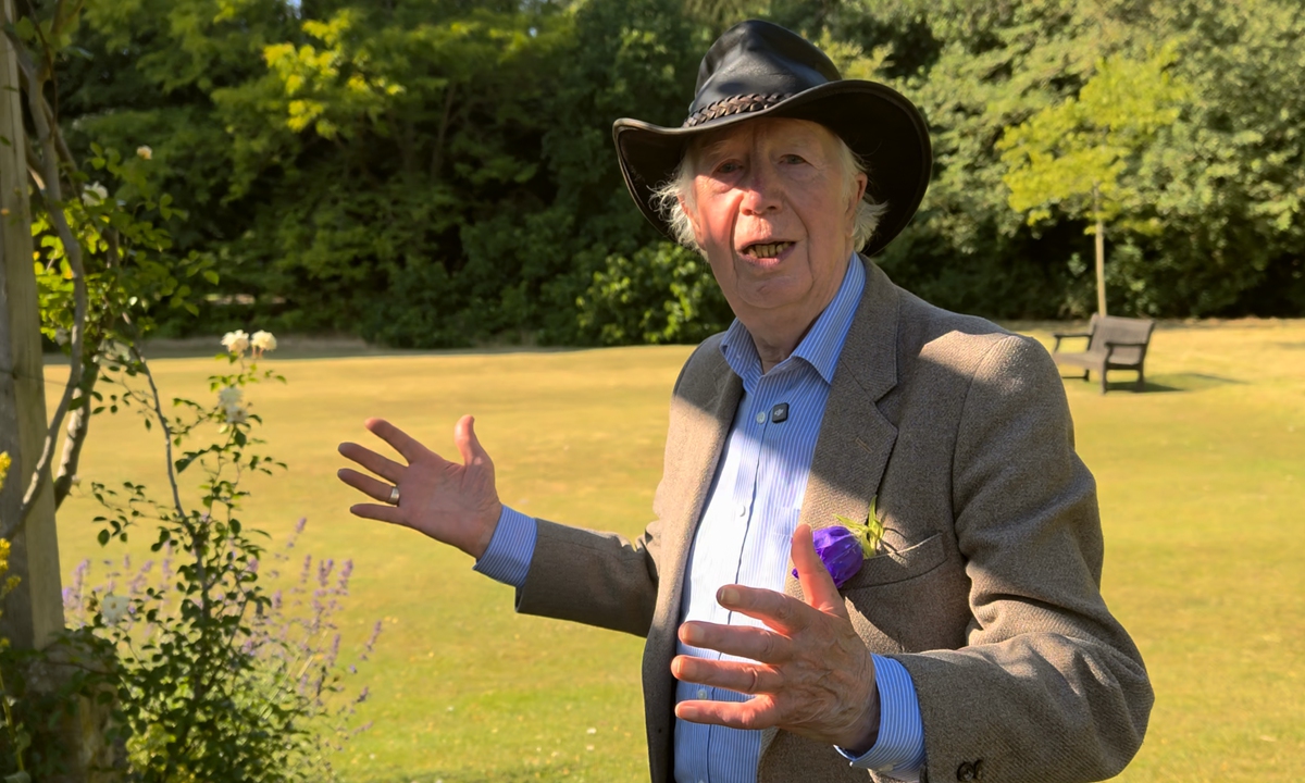 Profesor Cambridge Berusia 84 Tahun Menjadi 'Kakek' Bagi Jutaan Anak Muda Tiongkok, Memaknai Ulang 'Rebahan' Sebagai Sebuah Kekuatan