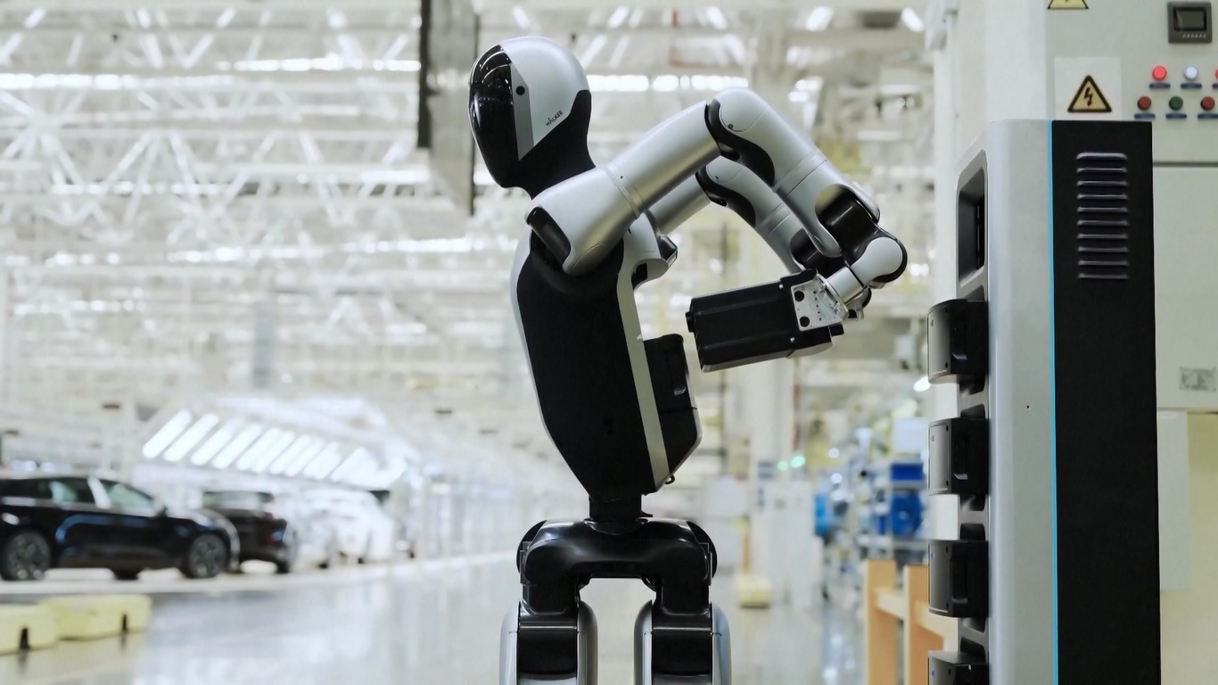 Perusahaan Tiongkok Luncurkan Robot Humanoid Pertama di Dunia yang Dapat Mengganti Baterainya Sendiri