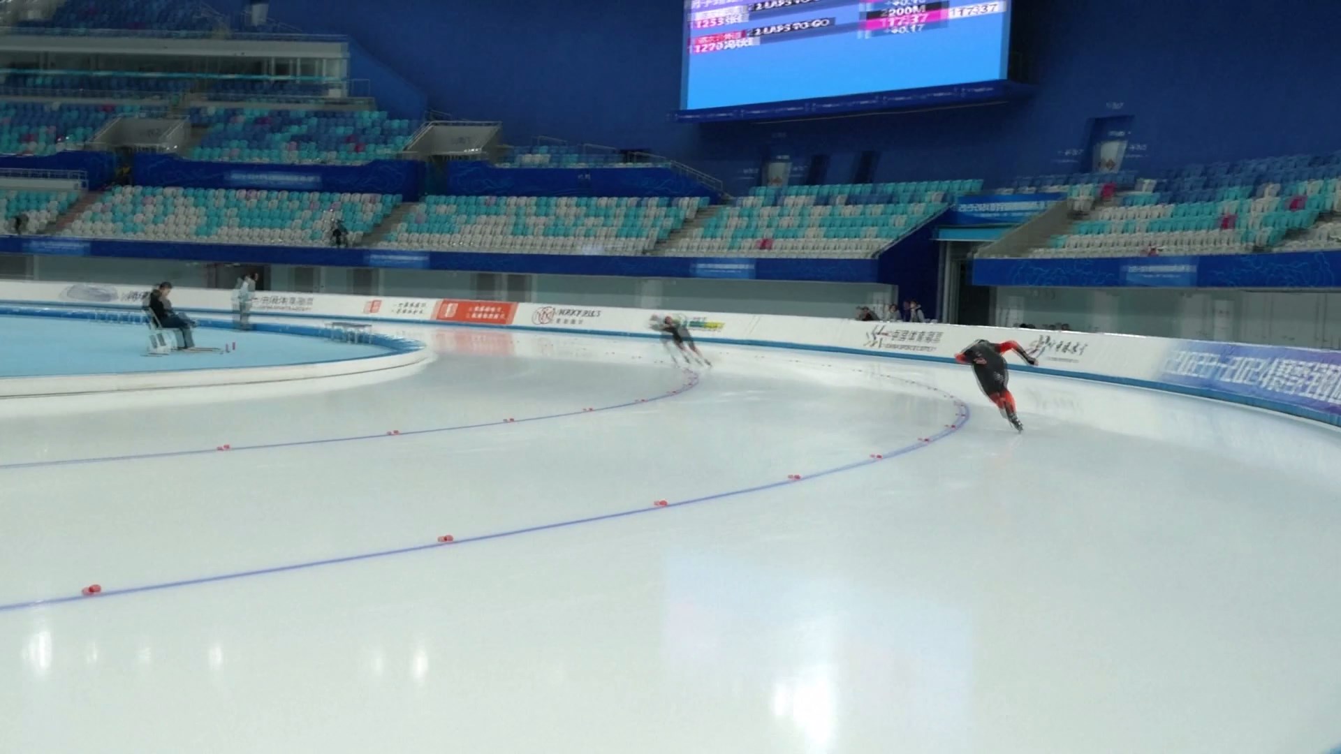 Atlet berseluncur di gelanggang es Teknologi kedirgantaraan Tiongkok yang mutakhir telah meningkatkan kemampuan skating para atlet