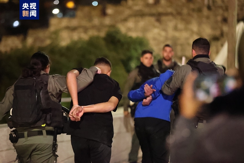 Pihak kepolisian Israel menggunakan gas air mata di lokasi kejadian dan mencoba mencegah kedatangan tenaga medis