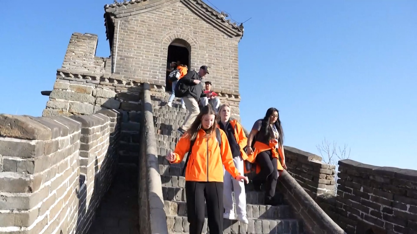 Para siswa tidak dapat menahan diri untuk tidak mengabadikan pemandangan yang indah dengan kamera saat mereka berjalan-jalan di sepanjang parit di situs tersebut