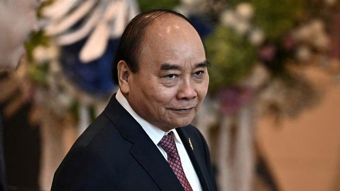 Pengunduran diri mendadak dari Phuc ini menjadi langkah yang sangat tidak biasa di Vietnam