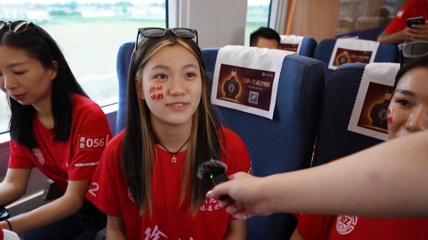 Kereta Khusus Ini Bawa Penggemar Sepak Bola ke Pertandingan &#039;Su Super League&#039; di Jiangsu