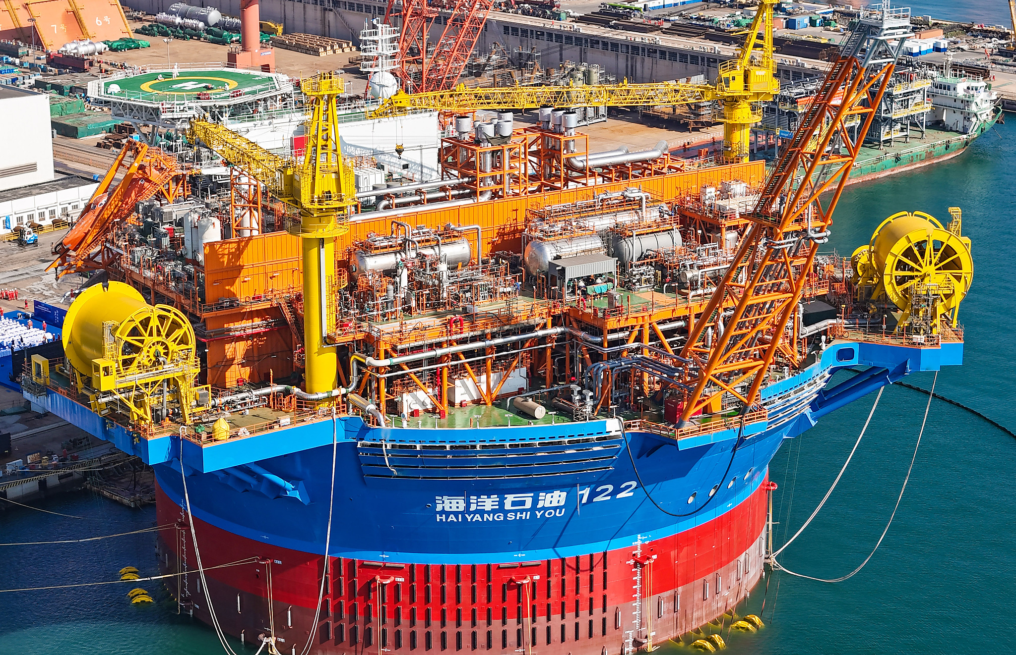 Fasilitas penyimpanan dan pembongkaran produksi terapung silinder (FPSO) pertama di Asia diselesaikan di Kota Qingdao Tiongkok timur pada hari Jumat menandai terobosan teknologi penting dalam eksplorasi minyak dan gas alam lepas pantai kelas atas di Tiongkok