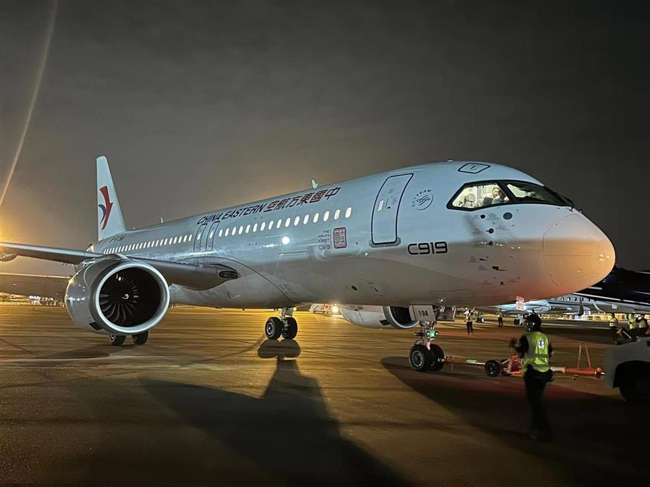 Psawat penumpang besar China Eastern Airlines C919