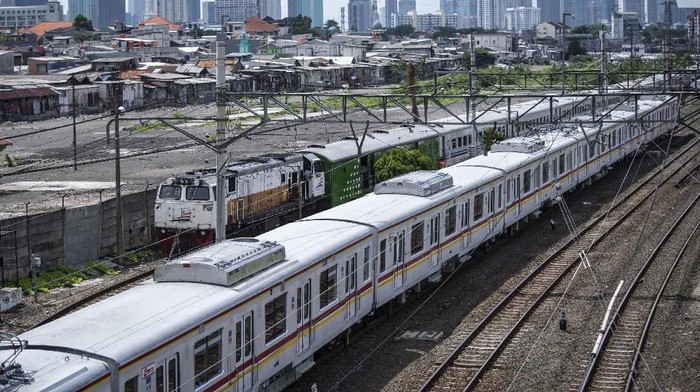 Rangkaian commuter line yang mengalami kendala di lintas Manggarai-Tanah Abang pada minggu siang telah berhasil dievakuasi sekitar pukul 1305 WIB