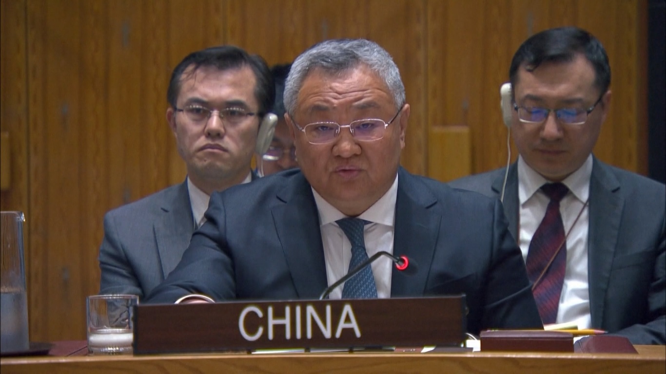 Dia mengatakan bahwa Tiongkok dengan tegas menentang politisasi isu-isu kemanusiaan