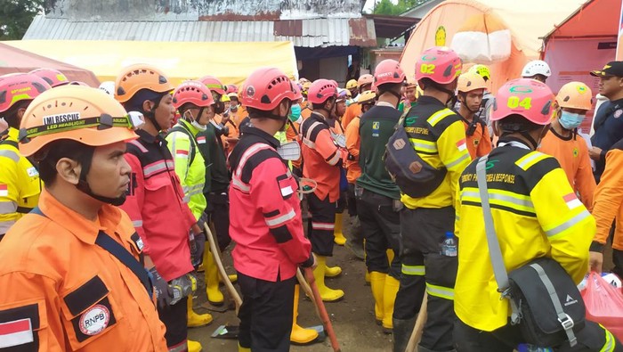 Pasca kejadian bencana alam gempa bumi di Kabupaten Cianjur Jawa Barat Senin (21/11) lalu Tim SAR Gabungan kembali melanjutkan pencarian 14 warga yang masih dinyatakan hilang
