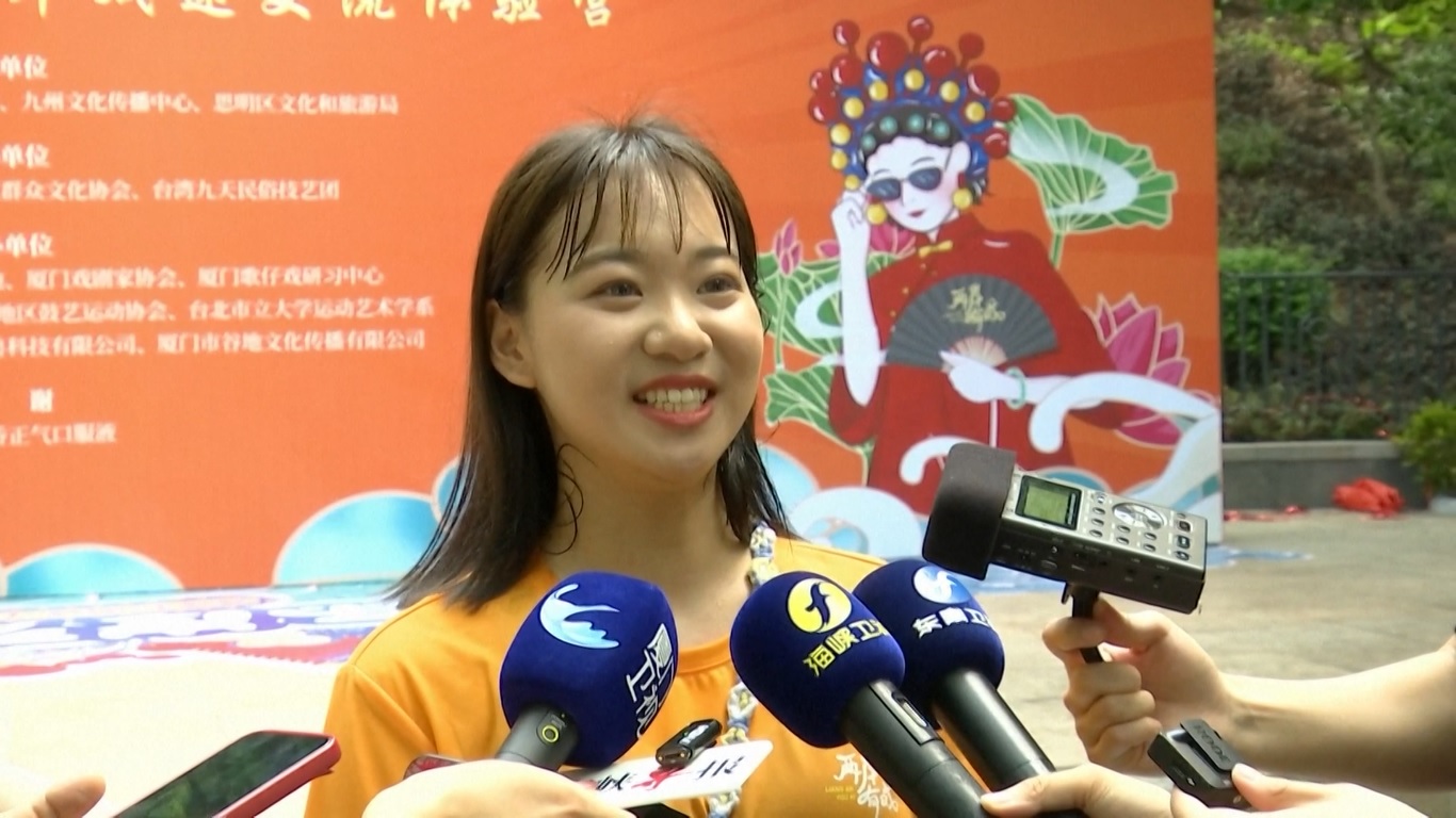 Para pemenang penghargaan drama teratas di daratan Tiongkok mempersembahkan kipas lipat tradisional dan maskot lainnya kepada perwakilan pemuda dari Taiwan