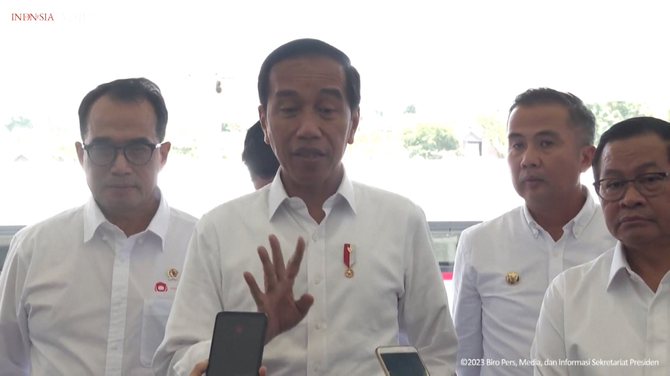 Jokowi meninjau kemajuan pembangunan di Stasiun Halim di ibukota Jakarta