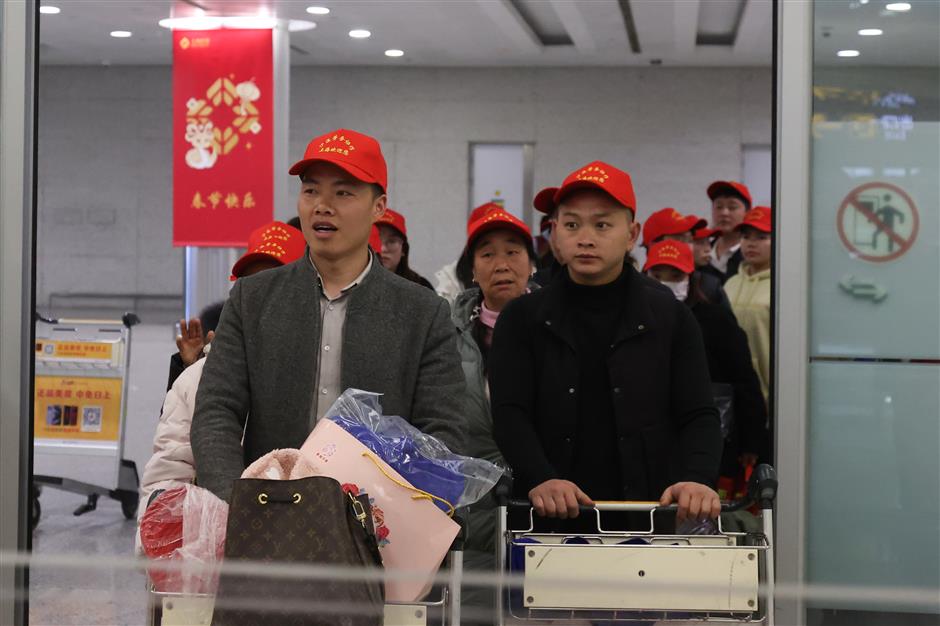 Didampingi oleh pejabat dan staf perusahaan