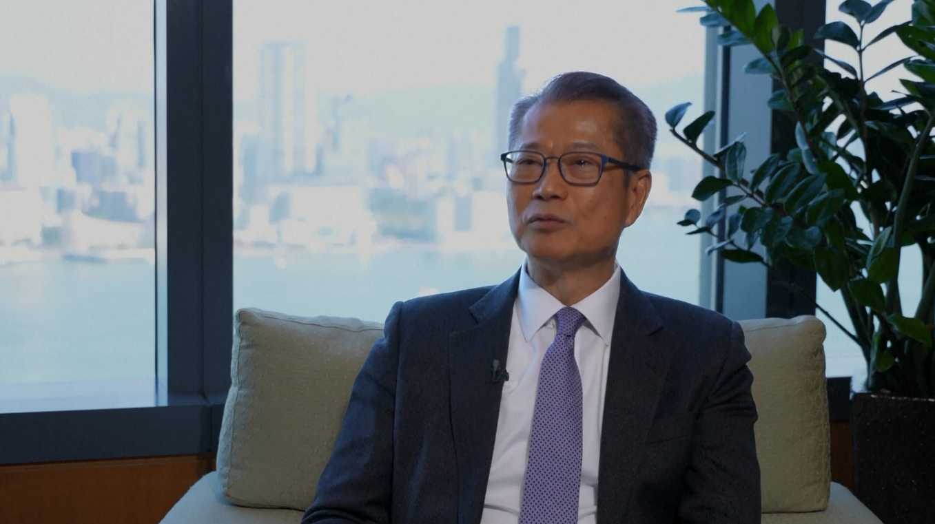 Menteri Keuangan Hong Kong Puji Kepercayaan Investor di tengah Booming Pasar IPO pada Tahun 2025