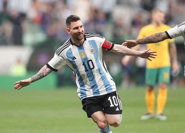 Lionel Messi mencetak gol pembuka pada awal laga