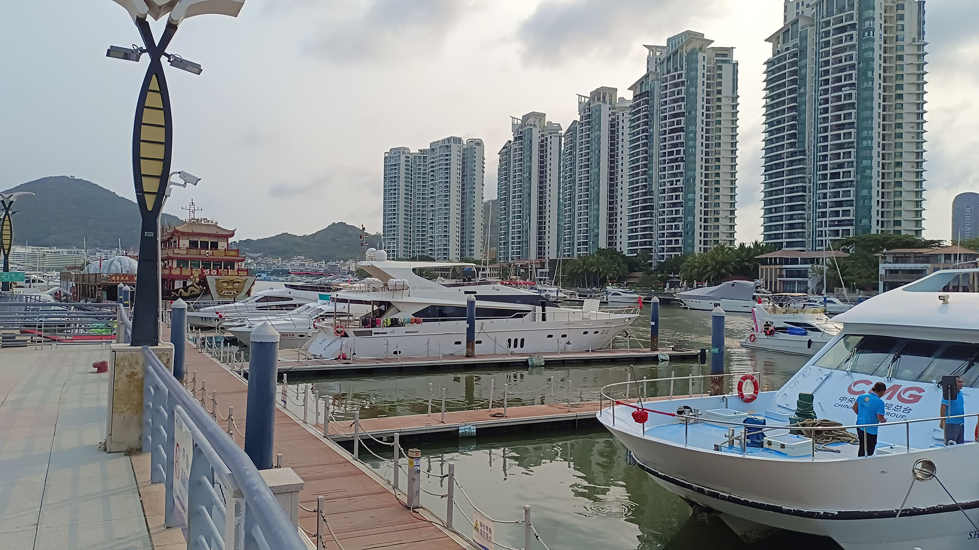 Pelabuhan Pulau Phoenix yang terletak di dalam Kawasan Bisnis Pusat Sanya (Sanya CBD) tidak hanya sibuk dengan aktivitas perdagangan